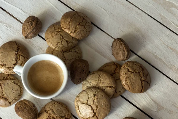 Fincan kahve, kurabiye, ceviz ve çikolata