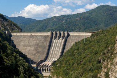 Ladscape Vacha (Antonivanovtsy) depo, Rodop dağ çevresinde yeşil orman ile