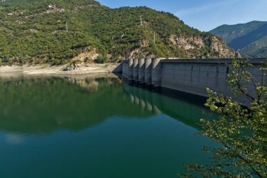 Ladscape Vacha (Antonivanovtsy) depo, Rodop dağ çevresinde yeşil orman ile