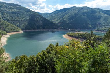 Menderes in Vacha (Antonivanovtsy) depo, Rodop dağ manzarasına