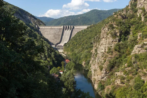 Vacha (Antonivanovtsy) 저수지, Rhodopes 산의 댐 — 스톡 사진