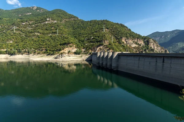 Panoramisch uitzicht van Dam van het Vacha (Antonivanovtsy) Reservoir, Rhodopes Mountain — Stockfoto