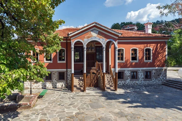PERUSHTITSA, BULGARIA - SEPTEMBER 4 2016: The building of Danov School from the 19th century, Perushtitsa — Stock Photo, Image