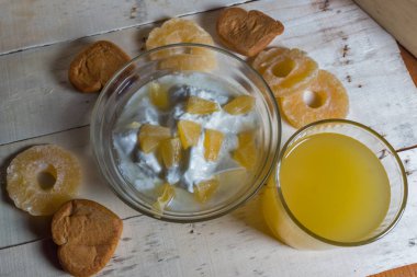 Ananas ve portakal suyu adet Yoğurtlu Servis Kahvaltı