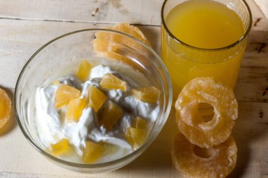 Ananas ve portakal suyu adet Yoğurtlu Servis Kahvaltı