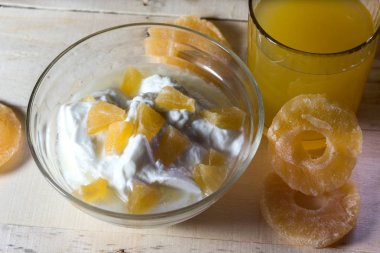 Ananas ve portakal suyu adet Yoğurtlu Servis Kahvaltı