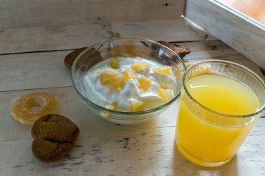 Ananas ve portakal suyu adet Yoğurtlu Servis Kahvaltı