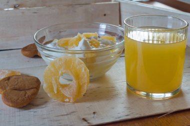 Ananas ve portakal suyu adet Yoğurtlu Servis Kahvaltı