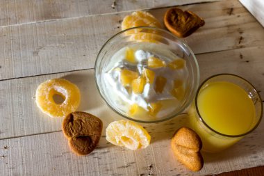 Ananas ve portakal suyu adet Yoğurtlu Servis Kahvaltı