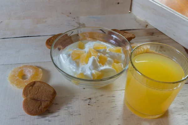 Ananas ve portakal suyu adet Yoğurtlu Servis Kahvaltı