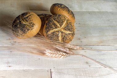 Haşhaş tohumu ve buğday ile küçük ekmek