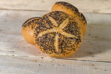 Haşhaş tohumu ve buğday ile küçük ekmek