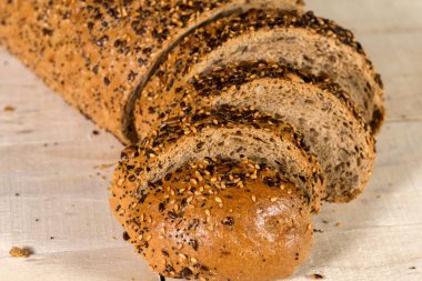 Ayçiçeği tohumları ile taze ekmek dilimi