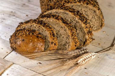 Ayçiçeği tohumları ile taze ekmek dilimi