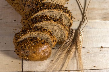 Ayçiçeği tohumları ile taze ekmek dilimi