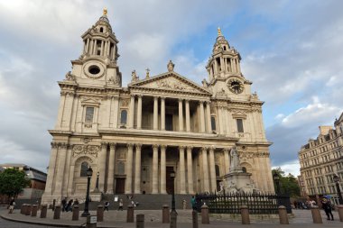 Londra, İngiltere - 17 Haziran 2016: Muhteşem gün batımı görünümü Londra'daki St. Paul Katedrali