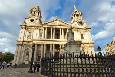 Londra, İngiltere - 17 Haziran 2016: Muhteşem gün batımı görünümü Londra'daki St. Paul Katedrali