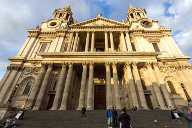 Londra, İngiltere - 17 Haziran 2016: Muhteşem gün batımı görünümü Londra'daki St. Paul Katedrali