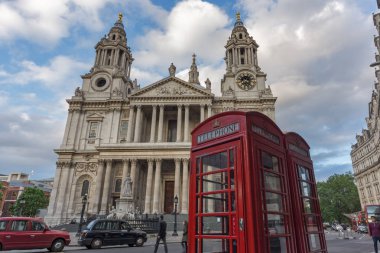 Londra, İngiltere - 17 Haziran 2016: Muhteşem gün batımı görünümü Londra'daki St. Paul Katedrali