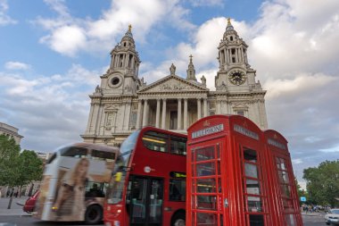 Londra, İngiltere - 17 Haziran 2016: Muhteşem gün batımı görünümü Londra'daki St. Paul Katedrali