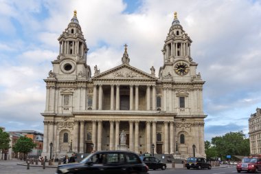 Londra, İngiltere - 17 Haziran 2016: Muhteşem gün batımı görünümü Londra'daki St. Paul Katedrali, 