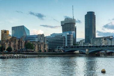 Londra, İngiltere - 17 Haziran 2016: Twilight Blackfriars köprüden ve Thames Nehri, Londra