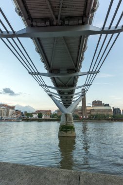 Londra - 17 Haziran 2016: Tate Modern Galerisi'nde, Thames Nehri ve Millennium Köprüsü, Londra Twilight