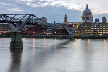 Londra - 17 Haziran 2016: Millennium Köprüsü ve St. Paul Katedrali, Londra Twilight Panoraması