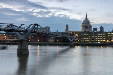Londra - 17 Haziran 2016: Millennium Köprüsü ve St. Paul Katedrali, Londra Twilight Panoraması