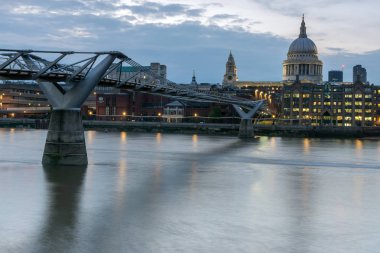 Londra - 17 Haziran 2016: Millennium Köprüsü ve St. Paul Katedrali, Londra Twilight Panoraması