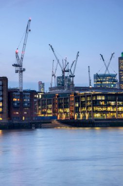 Londra, İngiltere - 17 Haziran 2016: Gece fotoğraf Thames Nehri ve gökdelenler, Londra
