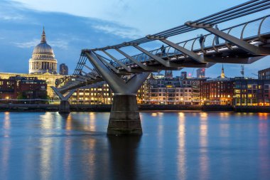 Londra - 17 Haziran 2016: Millennium Köprüsü ve St. Paul Katedrali, Londra gece fotoğrafı
