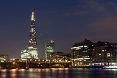Londra, İngiltere - 17 Haziran 2016: Gece Panorama Southwark Köprüsü, Shard gökdelen ve Thames Nehri, Londra