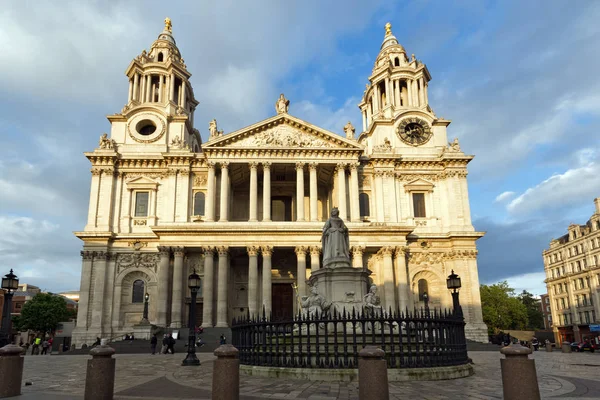 LONDRES, INGLÊS - JUNHO 17 2016: Incrível vista do pôr-do-sol da Catedral de São Paulo em Londres , — Fotografia de Stock