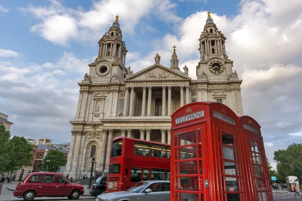 Londra, İngiltere - 17 Haziran 2016: Muhteşem gün batımı görünümü Londra'daki St. Paul Katedrali