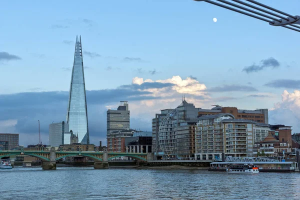 Londen, Engeland - 17 juni 2016: Twilight op de rivier de Thames en The Shard, Londen — Stockfoto