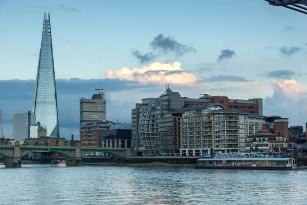 Londen, Engeland - 17 juni 2016: Twilight op de rivier de Thames en The Shard — Stockfoto