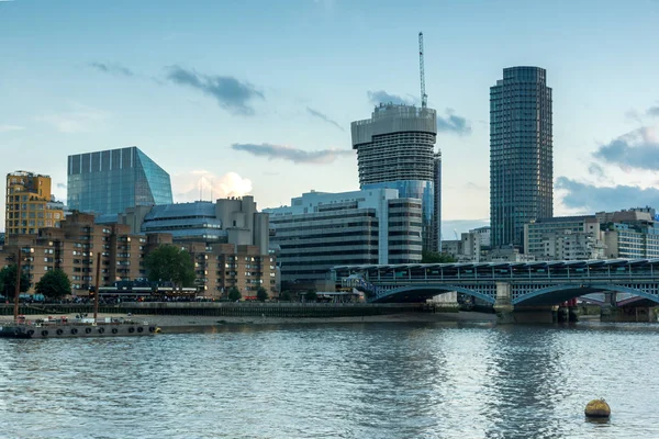 LONDON, ENGLAND - JUNE 17 2016: Twilight on Blackfriars Bridge and Thames River, London — Stock Photo, Image