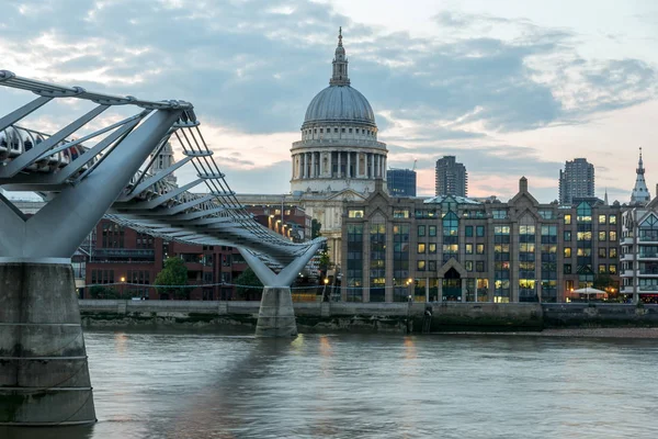 Londra - 17 Haziran 2016: Millennium Köprüsü ve St. Paul Katedrali, Londra Twilight Panoraması