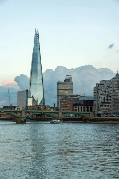 ЛОНДОН, Англия - 17 июня 2016 года: Twilight on the Thames River and The Shard, Лондон — стоковое фото