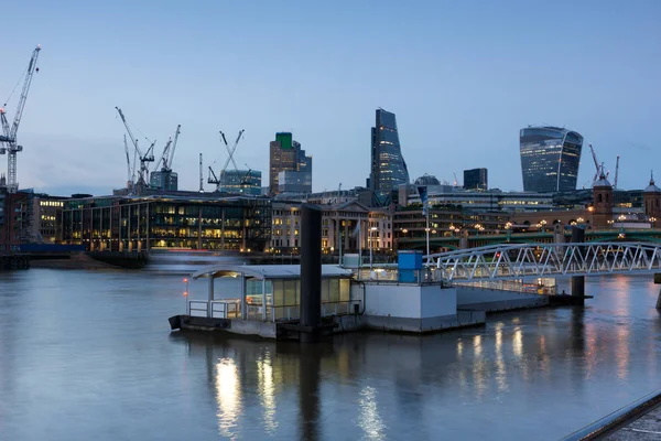 LONDRES, INGLÊS - JUNHO 17 2016: Foto Noturna do Rio Tamisa e arranha-céus, Londres , — Fotografia de Stock