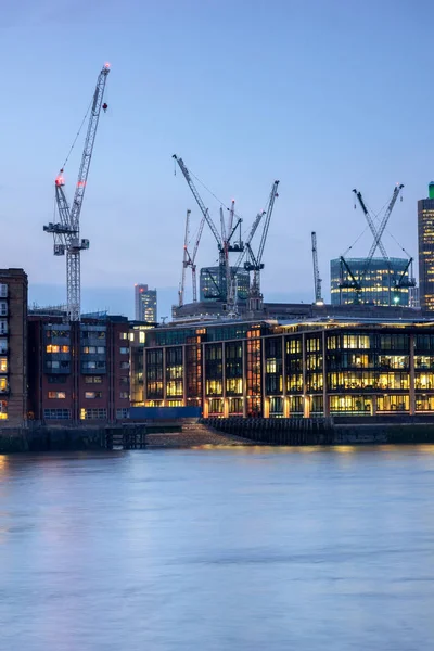 Londra, İngiltere - 17 Haziran 2016: Gece fotoğraf Thames Nehri ve gökdelenler, Londra