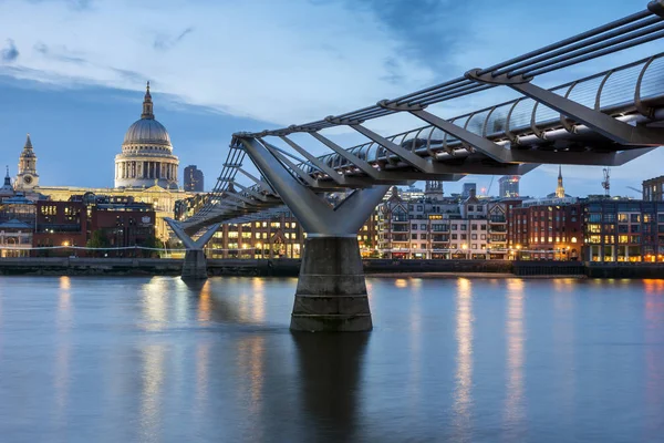 London, England - juni 17 2016: Natt foto av Millennium Bridge och St. Paul Cathedral, London — Stockfoto