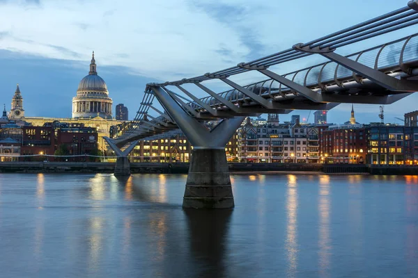 LONDON, ENGLAND - JUNE 17 2016: Night photo of Millennium Bridge and  St. Paul Cathedral, London — Stock Photo, Image