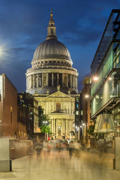 London, England - juni 17 2016: Fantastisk utsikt över St. Paul-katedralen i London — Stockfoto