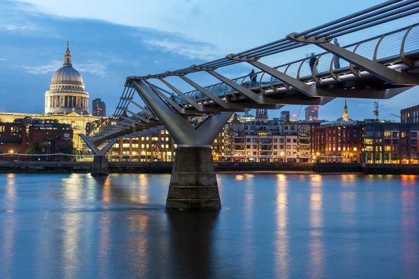 London, England - juni 17 2016: Natt foto av Millennium Bridge och St. Paul Cathedral, London — Stockfoto