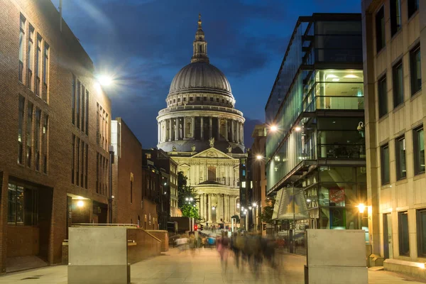 London, England - juni 17 2016: Fantastisk utsikt över St. Paul-katedralen i London — Stockfoto