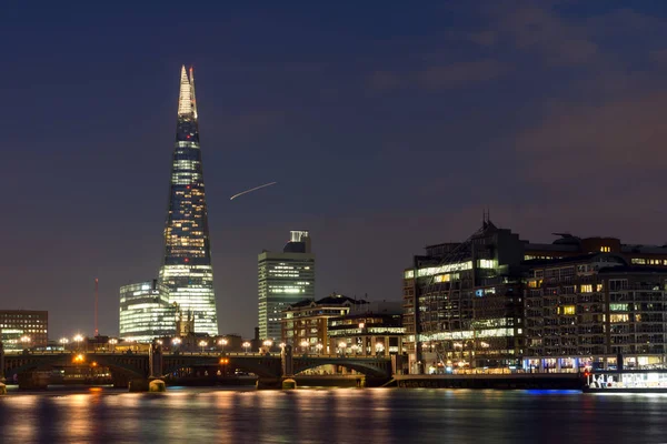 LONDRES, INGLATERRA - 17 DE JUNIO DE 2016: Panorama nocturno del Puente Southwark, el rascacielos The Shard y el río Támesis, Londres — Foto de Stock