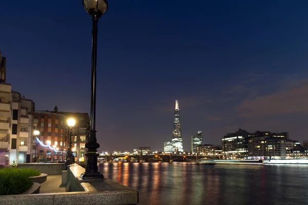 Londen, Engeland - 17 juni 2016: Nacht Panorama van Southwark Bridge, The Shard wolkenkrabber en Thames River, Londen — Stockfoto