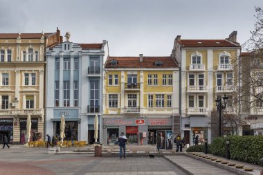 Plovdiv, Bulgaristan - 30 Aralık 2016: Evleri ve şehir Plovdiv street yürüyüş